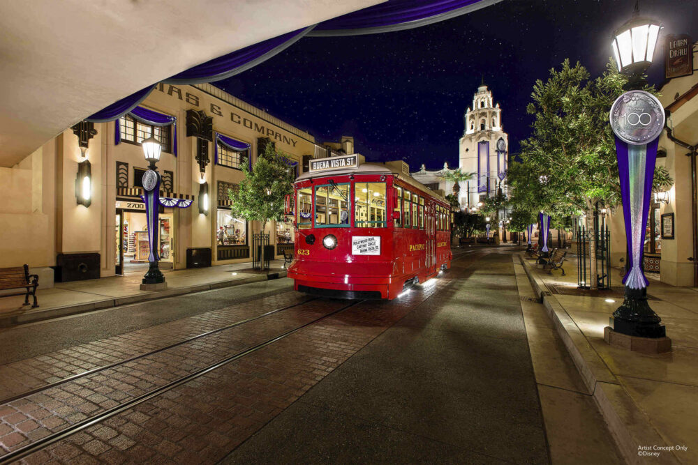 Un tranvía recorre uno de los parques temáticos Disney