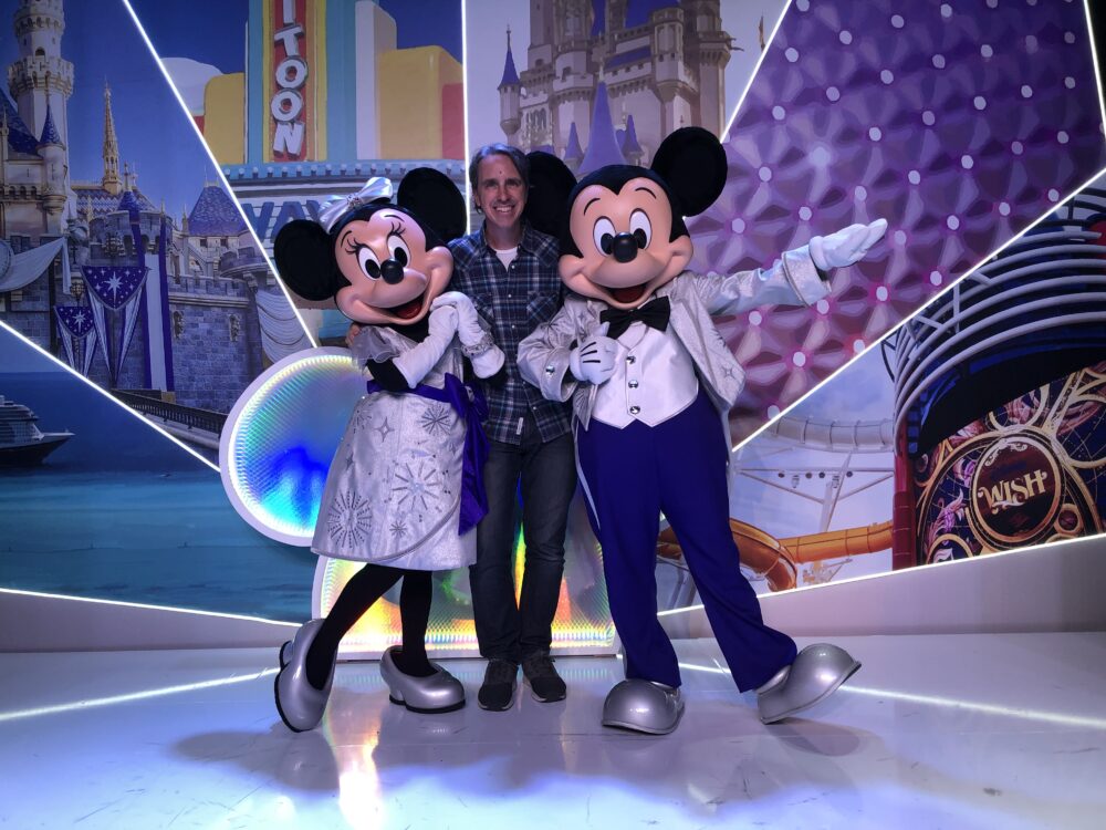 Infobae con Mickey y Minnie en la presentación de Disney Destinations, en Buenos Aires