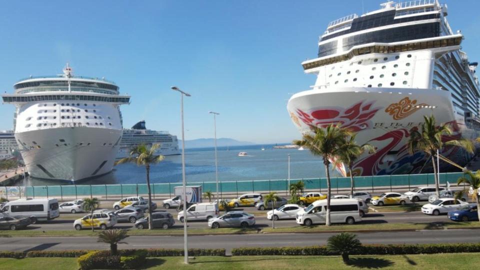 Cruceros llegando a la marina de Puerto Vallarta