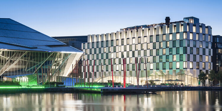 Cuenta con ocho espacios de última generación para eventos y reuniones.