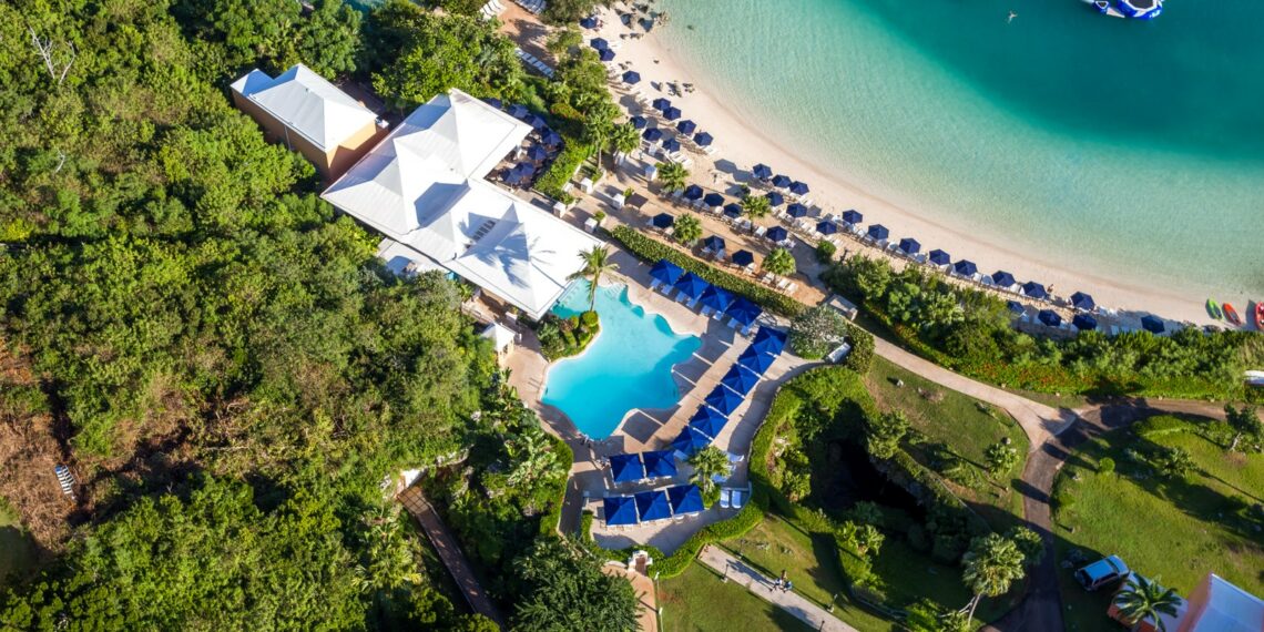 Vista area del Grotto Bay Beach Resort  Spa junto a la playa .