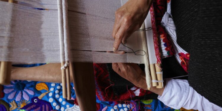 El alucinante trabajo tras las prendas artesanas de la colección Crucero 2024 de Dior
