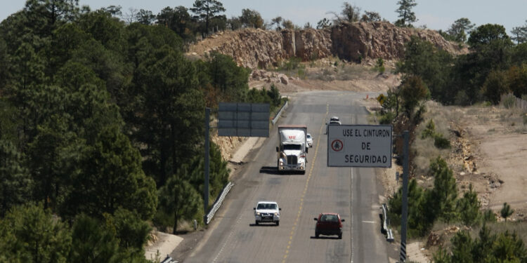 Recomiendan que varios vehículos vayan juntos en viajes por la supercarretera