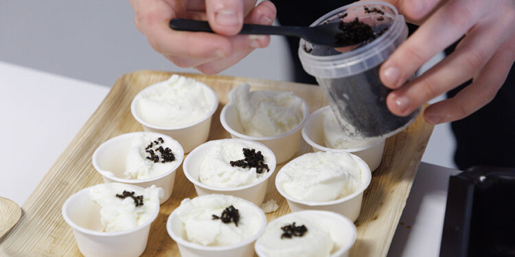 Preparación del helado de nata con hormiga.