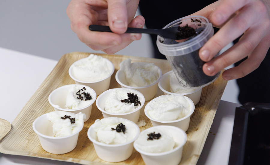 Preparación del helado de nata con hormiga.