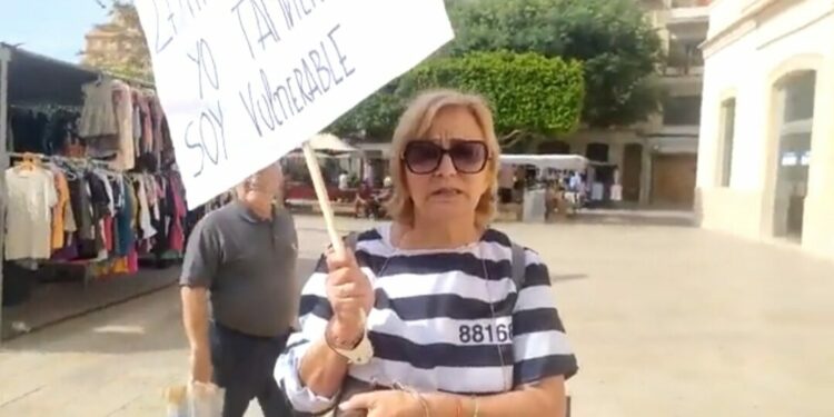Alfafar activa sus servicios sociales para ayudar a una vecina afectada por una okupación