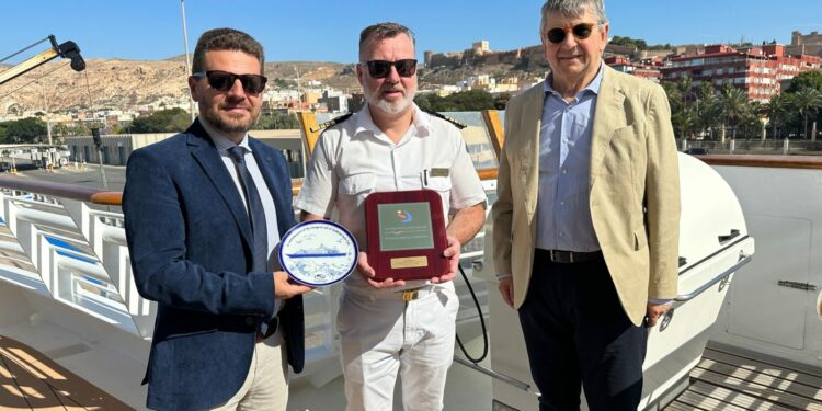 Almería recibe por primera vez la escala del crucero de lujo ‘Seadream II’