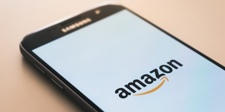 Amazon ofrece a compradores 10 dólares por recoger sus compras y busca reducir costos de envío