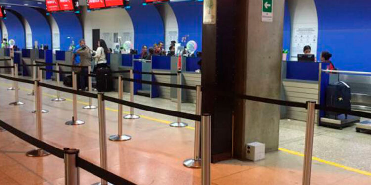 Zona de aeropuerto para realizar check-in y abordaje con pantallas de Avianca.