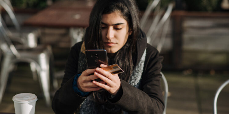 Apps que cobran cargos extra, según Profeco