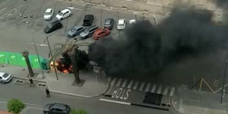 Arden dos contenedores de reciclaje frente al muelle de cruceros de Maó