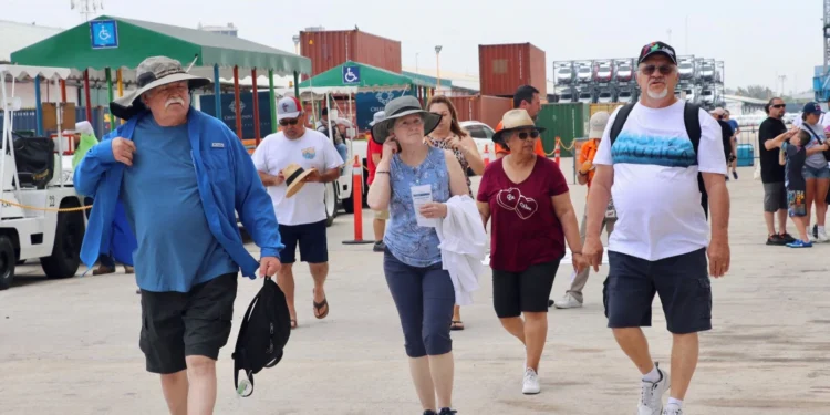 Arriba a Mazatlán crucero con 4 mil 337 pasajeros | Turismo | Noticias | TVP