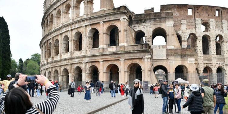 Aumentan las solicitudes de visados para viajes al exterior de China, impulsadas por la demanda acumulada