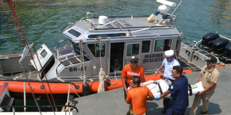 Auxilian marinos a tripulante de crucero tras infarto en Acapulco