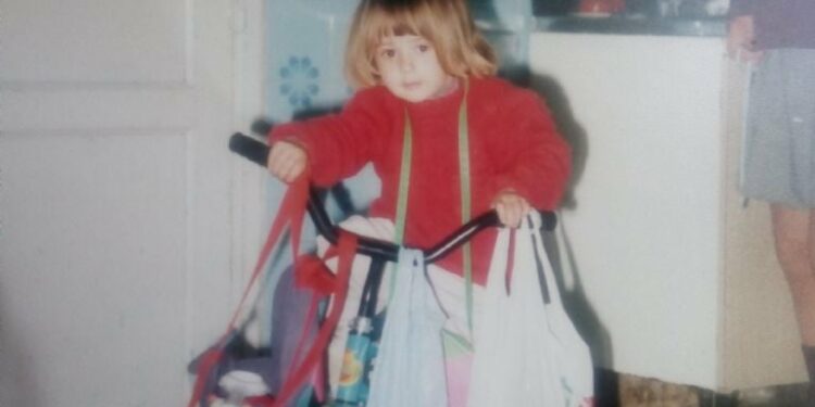 Evangelina González niña en bicicleta