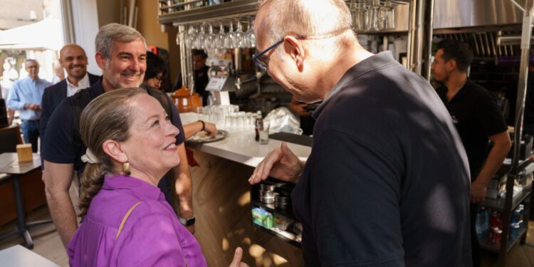 El candidato a la presidencia de Canarias, Fernando Clavijo (i) y la cabeza de lista por Tenerife al Parlamento de Canarias, Ana Oramas (c), durante un paseo por Santa Cruz de Tenerife. EFE/Ramón de la Rocha