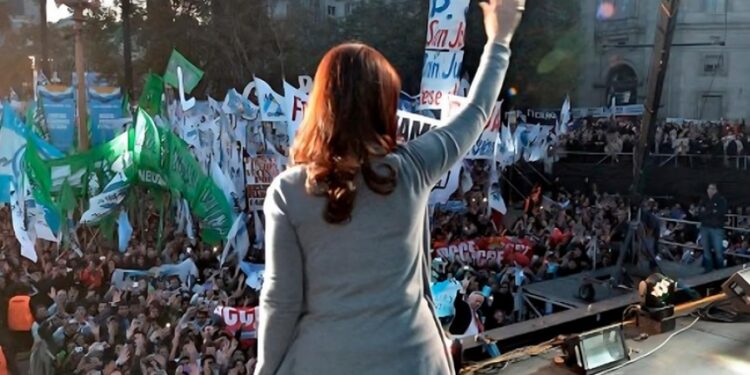 CFK reaparece en Plaza de Mayo en el acto homenaje a N