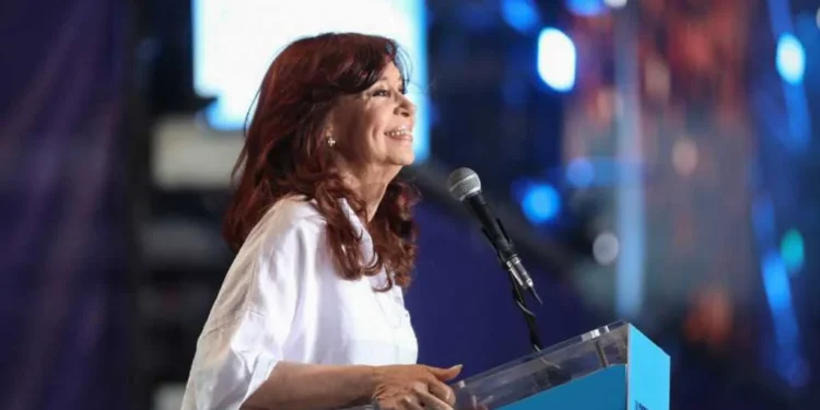 CFK reaparece en Plaza de Mayo y se ubica en el centro de la escena
