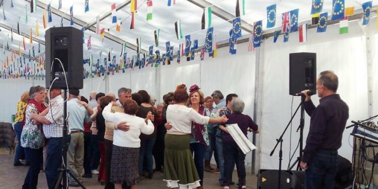 Caseta propia, música en directo, viajes gratis y concurso de dulces en la romería de los mayores de Monesterio