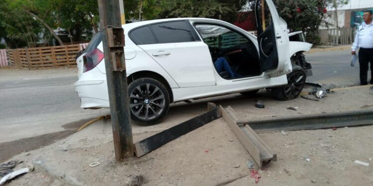 Choca auto contra rieles en crucero de ferrocarril, en Mazatlán