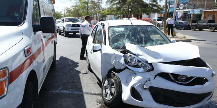 Choque en crucero deja dos lesionados en Mazatlán