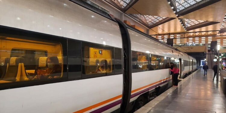 Cómo adquirir el abono de Renfe para viajar gratis en Cercanías y Media Distancia a partir de mayo