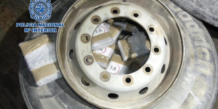 Condenado por traficar con 28 kilos de cocaína oculta en la rueda de repuesto de un camión en Almería