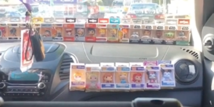 Conductor de Didi emprende negocio de Funkos en su auto