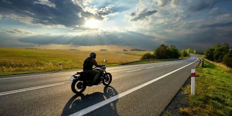 Consejos esenciales para viajar en moto con seguridad: precauciones y preparación