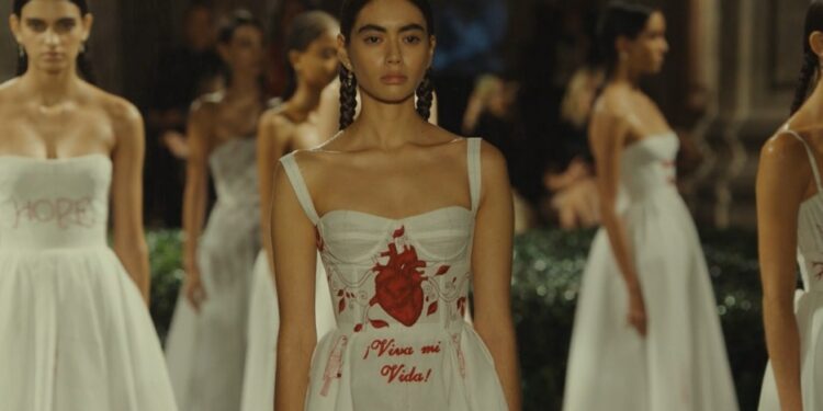 Crucero 2024 de Dior causa polémica por 'Canción sin miedo'