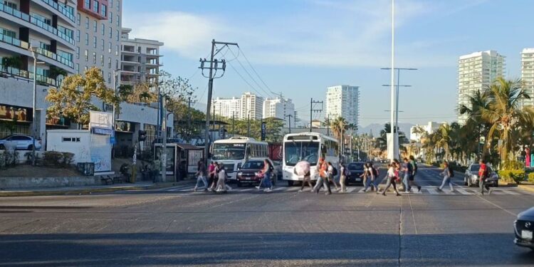 Crucero del Pitillal sigue sin rampas ni señalética