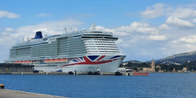 Cruceros en Mallorca | El nuevo Arvia recibe la metopa de la Autoritat Portuaria