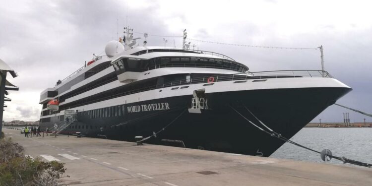 Cruceros en Mallorca | Visita inaugural del World Traveller