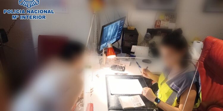 Desarticulan una trama que favorecía la llegada de inmigrantes con cartas de invitación falsas en La Línea (Cádiz)
