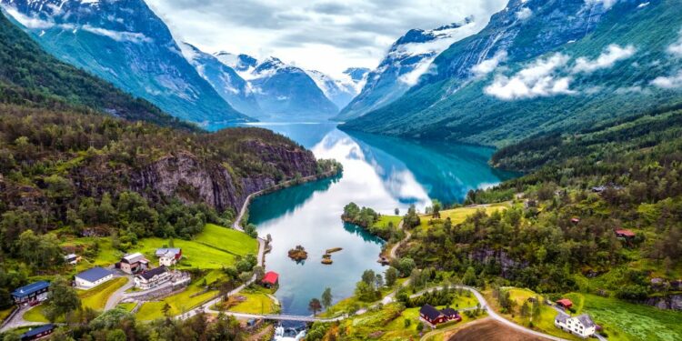 Descubre la belleza natural de Noruega en un crucero por sus impresionantes...
