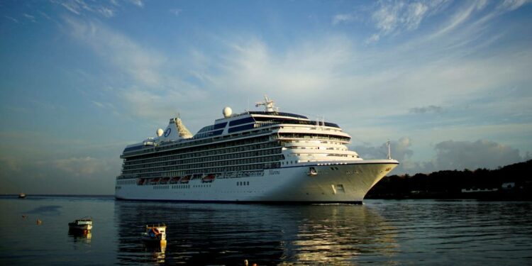 Detienen a hombre por usar cámara oculta en baño de crucero; grabó todo tipo de desnudos