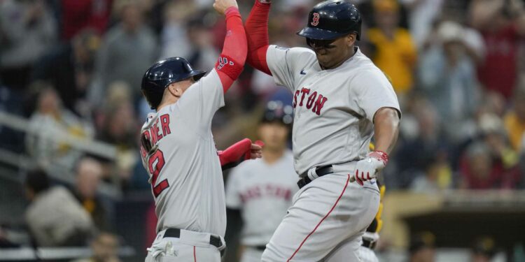 Devers batea dos jonrones, impulsa 4 en triunfo de Medias Rojas sobre Padres