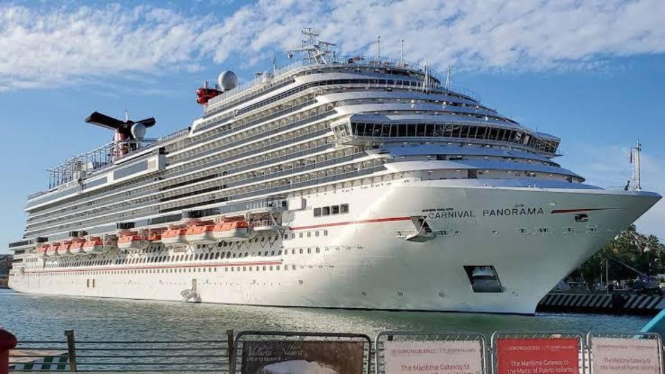 Cruceros llegando a Puerto Vallarta