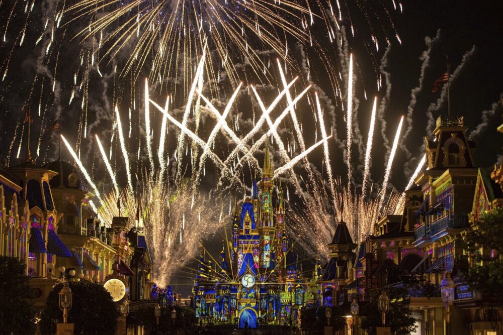 Una fiesta multicolor, con miles de fuegos artificiales en Disneyland
