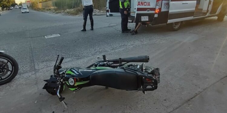 Dos motociclistas chocan en cruceros de Los Mochis, Sinaloa