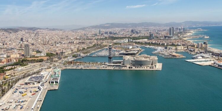 El Ayuntamiento de Barcelona pide reducir la llegada de cruceros y el Puerto alerta de las indemnizaciones