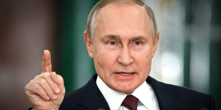 El Kremlin amenazó con inventar causas penales a los funcionarios que intenten a renunciar