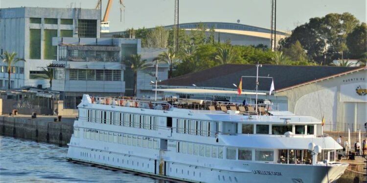 El Muelle de Levante recibe la escala de cruceros del buque La Belle de Cadix