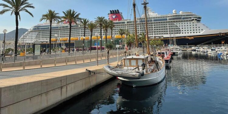 El Puerto de Cartagena recibe al crucero “Disney Dream” con 3.500 pasajeros