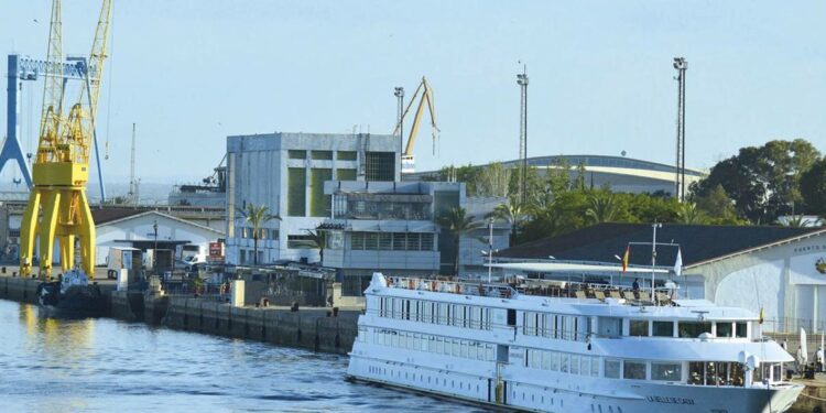 El Puerto de Huelva recibe por cuarta vez la escala del crucero “La Belle de Cadix”