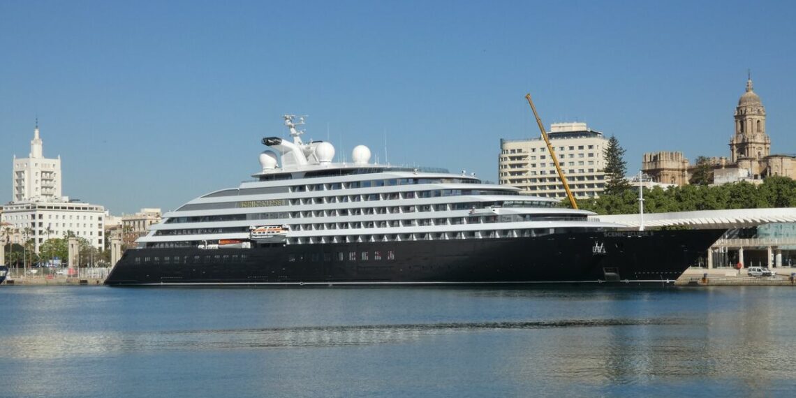 El buque de crucero 'Scenic Eclipse II' llega al puerto de Málaga en su viaje inaugural