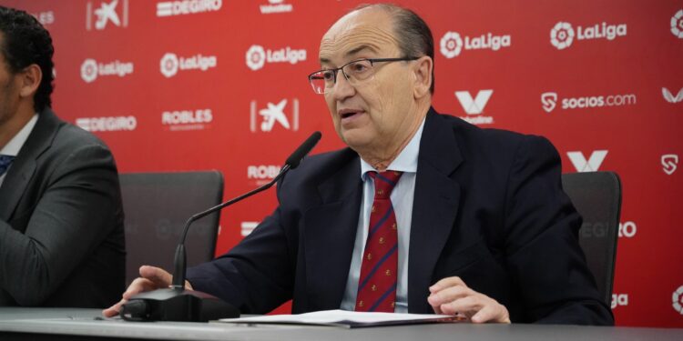 José Castro atiende a los medios de comunicación