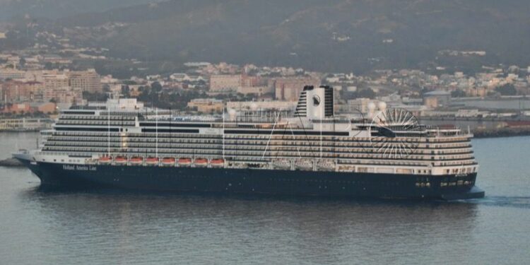 El coloso Nieuw Statendam, de visita en Ceuta