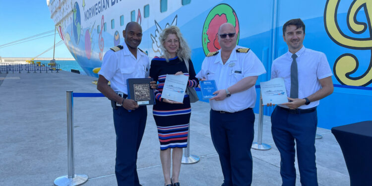 El crucero Norwegian Breakaway realiza su primera escala en el Puerto de València – Valenciaport