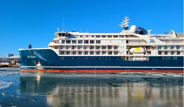 El crucero SH Diana navega hacia el ártico tras su bautizo